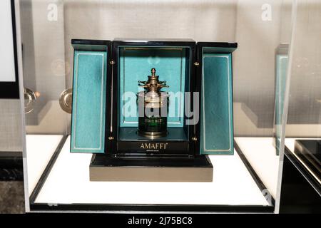 New York, NY - May2, 2022: Bottiglie di profumi AMAFFI in mostra al Pierre Hotel in occasione del Met Gala 2022 Foto Stock