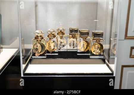 New York, NY - May2, 2022: Bottiglie di profumi AMAFFI in mostra al Pierre Hotel in occasione del Met Gala 2022 Foto Stock