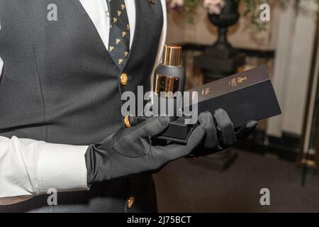 New York, NY - May2, 2022: Bottiglia di profumi AMAFFI esposti dal dipendente al Pierre Hotel in occasione del Met Gala 2022 Foto Stock