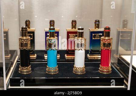 New York, NY - May2, 2022: Bottiglie di profumi AMAFFI in mostra al Pierre Hotel in occasione del Met Gala 2022 Foto Stock