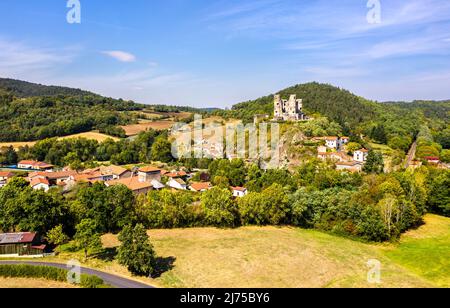 Veduta aerea del villaggio di Domeyrat con il suo castello in Alvernia, Francia Foto Stock