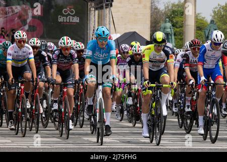 (220506) -- BUDAPEST, 6 maggio 2022 (Xinhua) -- i ciclisti gareggiano durante la prima tappa della gara di moto giro d'Italia 2022 a Budapest, Ungheria, 6 maggio 2022. Il giro d'Italia del 2022 è iniziato venerdì a Budapest, capitale dell'Ungheria, segnando l'inizio della stagione ciclistica europea. (Foto di Attila Volgyi/Xinhua) Foto Stock