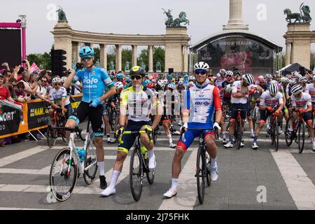 (220506) -- BUDAPEST, 6 maggio 2022 (Xinhua) -- i piloti ungheresi Erik Fetter della Eolo-Kometa Cycling Team, Barnabas Peak of Team Intermarche-Wanty-Gobert Materiaux, e Attila Valter del Team Groupama-FDJ (da L a R) si presentano prima dell'inizio della gara ciclistica giro d'Italia 2022 a Budapest, 6 maggio 2022. Il giro d'Italia del 2022 è iniziato venerdì a Budapest, capitale dell'Ungheria, segnando l'inizio della stagione ciclistica europea. (Foto di Attila Volgyi/Xinhua) Foto Stock