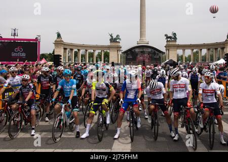 (220506) -- BUDAPEST, 6 maggio 2022 (Xinhua) -- i ciclisti si preparano prima della prima tappa della gara di moto giro d'Italia 2022 a Budapest, Ungheria, 6 maggio 2022. Il giro d'Italia del 2022 è iniziato venerdì a Budapest, capitale dell'Ungheria, segnando l'inizio della stagione ciclistica europea. (Foto di Attila Volgyi/Xinhua) Foto Stock