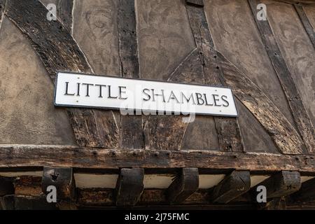 Segnaletica stradale per Little Shambles nella città di York, Yorkshire, Inghilterra Regno Unito Foto Stock