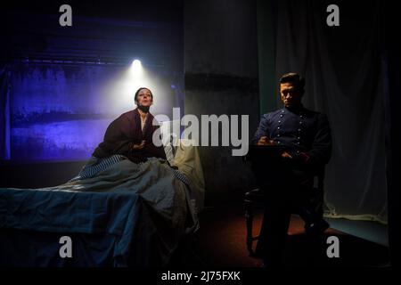 Ruthie Hensall (Fosca) e Dean - John Wilson (Giorgia) parte del cast di Stephen Sondheim's Passion prova prima di aprire la notte al Hope Mill Theatre di Manchester. Data foto: Venerdì 6 maggio 2022. Foto Stock