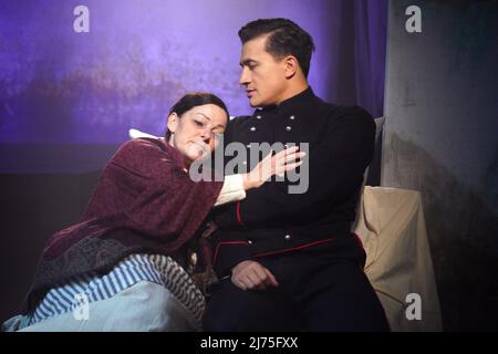 Ruthie Hensall (Fosca) e Dean - John Wilson (Giorgia) parte del cast di Stephen Sondheim's Passion prova prima di aprire la notte al Hope Mill Theatre di Manchester. Data foto: Venerdì 6 maggio 2022. Foto Stock