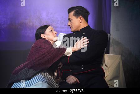 Ruthie Hensall (Fosca) e Dean - John Wilson (Giorgia) parte del cast di Stephen Sondheim's Passion prova prima di aprire la notte al Hope Mill Theatre di Manchester. Data foto: Venerdì 6 maggio 2022. Foto Stock