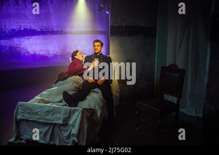 Ruthie Hensall (Fosca) e Dean - John Wilson (Giorgia) parte del cast di Stephen Sondheim's Passion prova prima di aprire la notte al Hope Mill Theatre di Manchester. Data foto: Venerdì 6 maggio 2022. Foto Stock