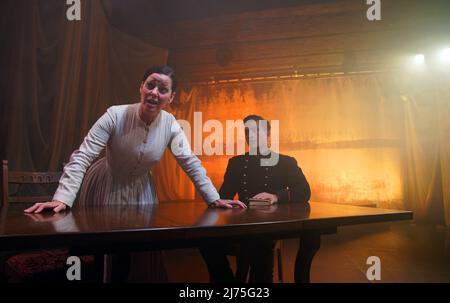 Ruthie Hensall (Fosca) e Dean - John Wilson (Giorgia) parte del cast di Stephen Sondheim's Passion prova prima di aprire la notte al Hope Mill Theatre di Manchester. Data foto: Venerdì 6 maggio 2022. Foto Stock