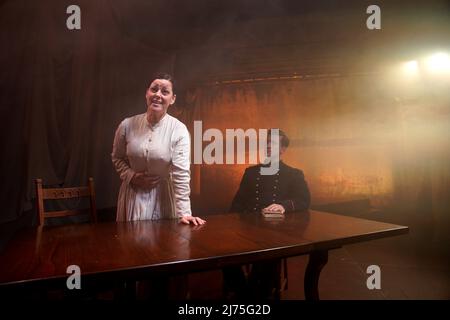 Ruthie Hensall (Fosca) e Dean - John Wilson (Giorgia) parte del cast di Stephen Sondheim's Passion prova prima di aprire la notte al Hope Mill Theatre di Manchester. Data foto: Venerdì 6 maggio 2022. Foto Stock