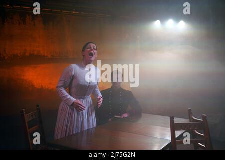 Ruthie Hensall (Fosca) e Dean - John Wilson (Giorgia) parte del cast di Stephen Sondheim's Passion prova prima di aprire la notte al Hope Mill Theatre di Manchester. Data foto: Venerdì 6 maggio 2022. Foto Stock