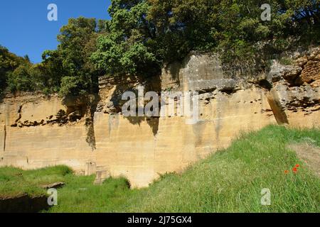 Cava di estrazione in pietra romana per la costruzione del ponte dell'acquedotto del Gard Foto Stock