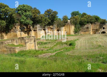 Cava di estrazione in pietra romana per la costruzione del ponte dell'acquedotto del Gard Foto Stock