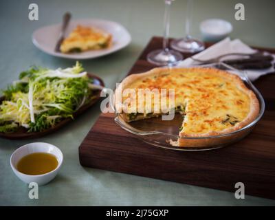 Quiche di asparagi in una teglia da forno; insalata laterale Foto Stock