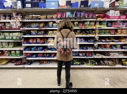 (220506) -- LONDRA, 6 maggio 2022 (Xinhua) -- una donna negozi in un supermercato a Londra, Gran Bretagna, 5 maggio 2022. La Banca d'Inghilterra (boe), la banca centrale del Regno Unito (UK), giovedì ha nuovamente aumentato il suo tasso di interesse di riferimento al 1%, il livello più alto dal 2009, per contenere l'inflazione in aumento. (Xinhua/li Ying) Foto Stock