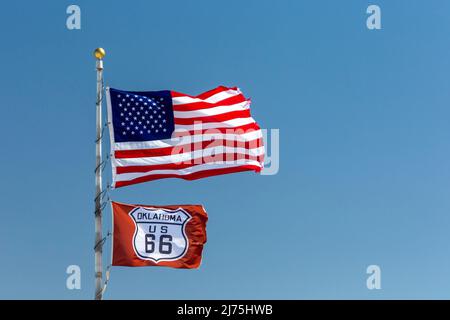 Elk City, Oklahoma - Bandiere sulla storica U.S. Route 66. Fondata nel 1926, la Route 66 corse da Chicago a Los Angeles. In seguito fu sostituito da Insta Foto Stock