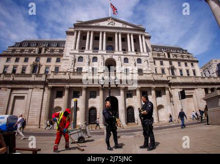 Londra, UK 6 maggio 2022 la Banca d'Inghilterra ha avvertito il Regno Unito di affrontare un "rallentamento economico" quest'anno, in quanto aumenta i tassi di interesse per cercare di arginare il ritmo dei prezzi in aumento. I tassi sono aumentati il giovedì 5th maggio al 1% dal 0,75%, il loro livello più alto dal 2009 e il quarto aumento consecutivo da dicembre. L'inflazione - il tasso al quale i prezzi aumentano - è a 30 anni al massimo e si prevede di colpire il 10 per cento entro l'autunno, quando la guerra Ucraina fa salire i prezzi del carburante e dell'energia. Foto Stock