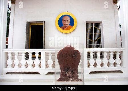 Antico edificio antico ubosot per i viaggiatori thailandesi viaggio visitare e rispettare la preghiera buddha benedizione culto santo del tempio Wat Bot Bon a Bang Foto Stock