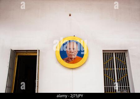 Antico edificio antico ubosot per i viaggiatori thailandesi viaggio visitare e rispettare la preghiera buddha benedizione culto santo del tempio Wat Bot Bon a Bang Foto Stock