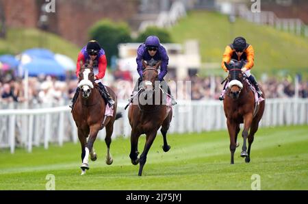 Fiammeggiante Rib indovinato dal jockey ben Curtis (centro) sulla strada per vincere i Boodles Secret Garden Conditions Stakes durante il Boodles May Festival TOTE Chester Cup Day a Chester Racecourse. Data foto: Venerdì 6 maggio 2022. Foto Stock