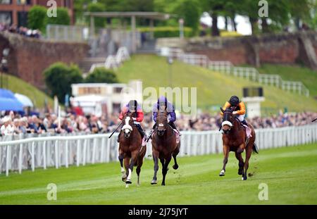 Fiammeggiante Rib indovinato dal jockey ben Curtis (centro) sulla strada per vincere i Boodles Secret Garden Conditions Stakes durante il Boodles May Festival TOTE Chester Cup Day a Chester Racecourse. Data foto: Venerdì 6 maggio 2022. Foto Stock