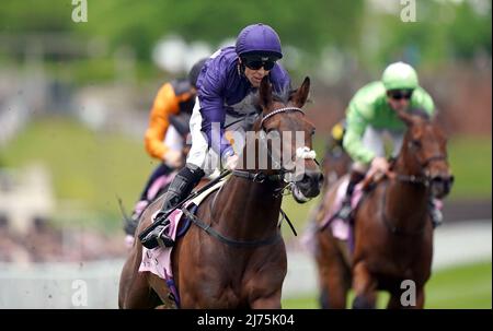 Flaming Rib indovinato dal jockey ben Curtis vince il Boodles Secret Garden Conditions Stakes durante il Boodles May Festival, LA BORSA di Chester Cup Day all'ippodromo di Chester. Data foto: Venerdì 6 maggio 2022. Foto Stock