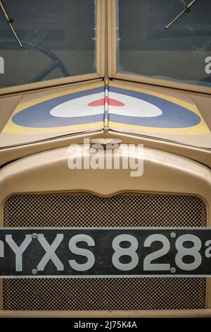 Primo piano del cofano di Morris CDSW 6x4 Gun trattore con un RAF roundel a No Mans Land 2022, Rhuddlan, Galles Foto Stock