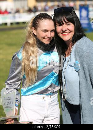 Il pilota Michaela Musialova ha lasciato il 23 aprile 2022 Race Day all'ippodromo di Magdeburg-Herrenkrug Foto Stock