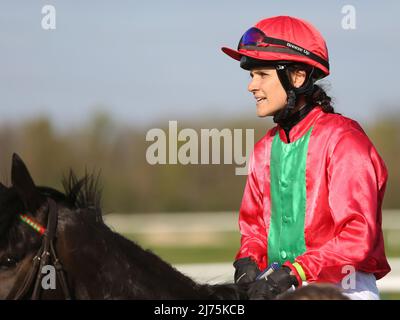 Il pilota Janina Boysen in forma di te il 23 aprile 2022 Race Day all'ippodromo di Magdeburg-Herrenkrug Foto Stock