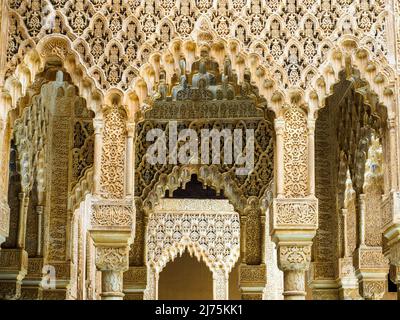 Dettaglio dell'arco nella corte dei leoni nel complesso dei palazzi reali Nasrid - complesso dell'Alhambra - Granada, Spagna Foto Stock