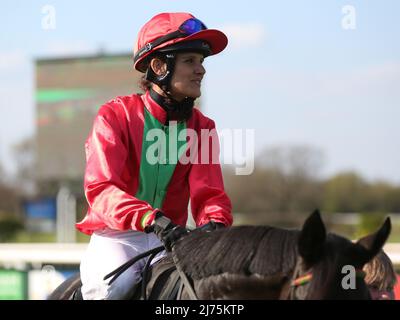 Il pilota Janina Boysen in forma di te il 23 aprile 2022 Race Day all'ippodromo di Magdeburg-Herrenkrug Foto Stock