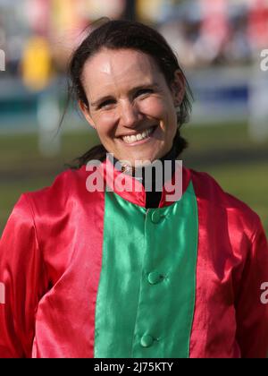 Il pilota Janina Boysen il 23 aprile 2022 Race Day all'ippodromo di Magdeburg-Herrenkrug Foto Stock