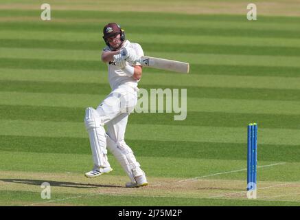 6 maggio 2022. Londra, Regno Unito. Il Gus Atkinson di Surrey batte mentre Surrey prende il Northamptonshire nel campionato della contea al Kia Oval, giorno due. David Rowe/Alamy Live News Foto Stock