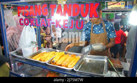 6 maggio 2022, Tangerang, Banten, Indonesia: La folla di persone che fanno turismo culinario nel vecchio mercato di tangerang. Molta gente che vende cibo con una varietà di cibi interessanti e deliziosi. (Credit Image: © Denny Pohan/ZUMA Press Wire) Foto Stock