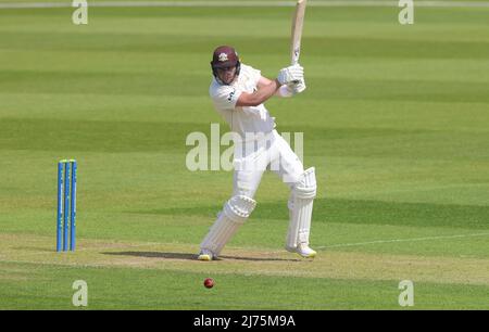 6 maggio 2022. Londra, Regno Unito. Il Gus Atkinson di Surrey batte mentre Surrey prende il Northamptonshire nel campionato della contea al Kia Oval, giorno due. David Rowe/Alamy Live News Foto Stock