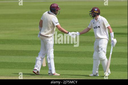 6 maggio 2022. Londra, Regno Unito. Jamie Overton e Gus Atkinson di Surrey hanno dato vita alla loro partnership nel 50, mentre Surrey ha preso parte al Northamptonshire nel campionato della contea al Kia Oval, giorno due. David Rowe/Alamy Live News Foto Stock