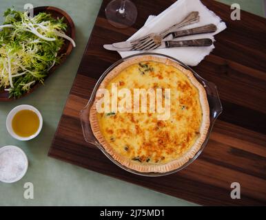 Quiche di asparagi in una teglia da forno; insalata laterale Foto Stock