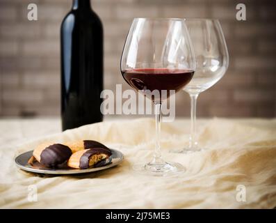 Bicchiere di vino con biscotti Foto Stock