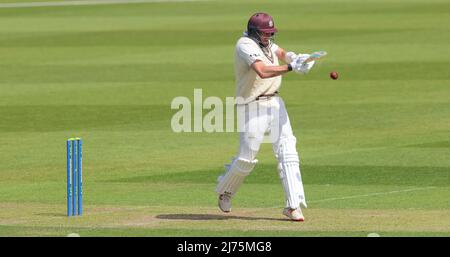 6 maggio 2022. Londra, Regno Unito. Jamie Overton di Surrey è il primo a conquistare il confine, mentre Surrey prende il Northamptonshire nel campionato della contea al Kia Oval, giorno due. David Rowe/Alamy Live News Foto Stock