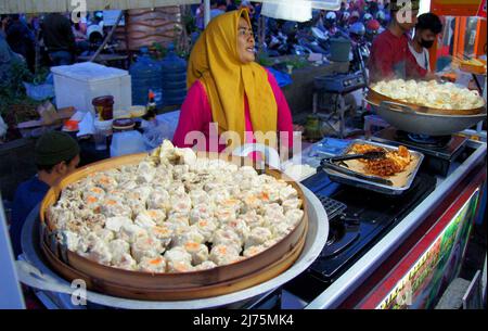 6 maggio 2022, Tangerang, Banten, Indonesia: La folla di persone che fanno turismo culinario nel vecchio mercato di tangerang. Molta gente che vende cibo con una varietà di cibi interessanti e deliziosi. (Credit Image: © Denny Pohan/ZUMA Press Wire) Foto Stock