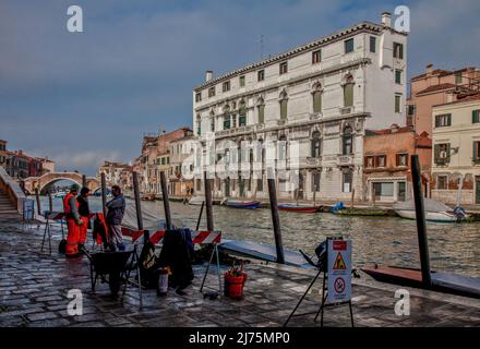 Italien Venedig Palazzo Suriàn -72 am Cannaregio-Kanal erbaut im 17 JH von Guiseppe Sardi Links hinten Brücke Ponte di tre archi 1688 von Andrea Trial Foto Stock