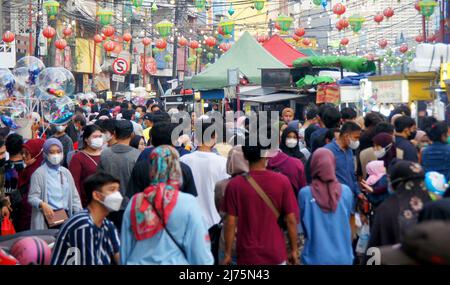 6 maggio 2022, Tangerang, Banten, Indonesia: La folla di persone che fanno turismo culinario nel vecchio mercato di tangerang. Molta gente che vende cibo con una varietà di cibi interessanti e deliziosi. (Credit Image: © Denny Pohan/ZUMA Press Wire) Foto Stock