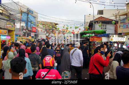 6 maggio 2022, Tangerang, Banten, Indonesia: La folla di persone che fanno turismo culinario nel vecchio mercato di tangerang. Molta gente che vende cibo con una varietà di cibi interessanti e deliziosi. (Credit Image: © Denny Pohan/ZUMA Press Wire) Foto Stock