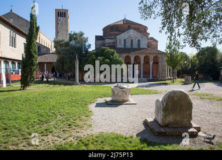 Italien Venedig Torcello -26 Kirche Santa Fosca u Campanile v S Maria Assunta von Westen vorn Bischofssitz THRON DES ATTILA Foto Stock