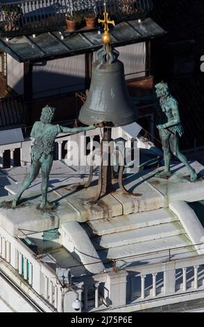Italien Venedig Uhrenturm am Markusplatz -484a vollendet 1499 von Mauro Codussi Glockenschläger auf dem Turmdach Foto Stock
