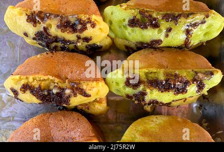 Vista dall'alto di Kue Pukis, dolci tradizionali indonesiani Foto Stock