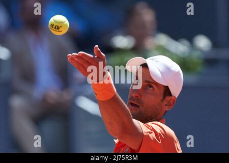 (220506) -- MADRID, 6 maggio 2022 (Xinhua) -- Novak Djokovic di Serbia serve durante la finalissima singola maschile contro Hubert Hurkaczat di Polonia al Madrid Open di Madrid, Spagna, 6 maggio 2022. (Xinhua/Meng Dingbo) Foto Stock