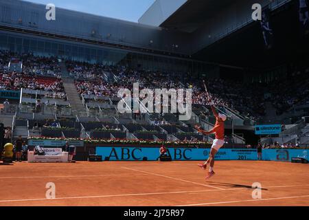 (220506) -- MADRID, 6 maggio 2022 (Xinhua) -- Novak Djokovic della Serbia compete durante la finale singola maschile contro Hubert Hurkaczat della Polonia al Madrid Open di Madrid, Spagna, 6 maggio 2022. (Xinhua/Meng Dingbo) Foto Stock