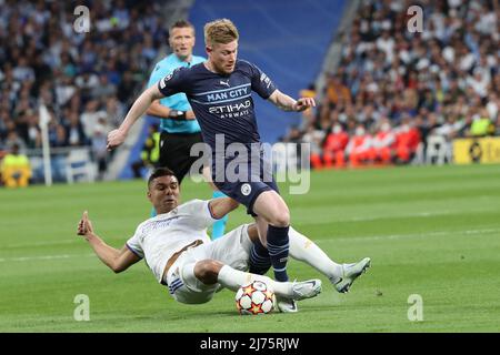 Casemiro Takles De Bruyne M. City di Real Madrid durante la scorsa serata Semis match. Il Real Madrid ha vinto e classificato per la finale a Parigi. Foto Stock